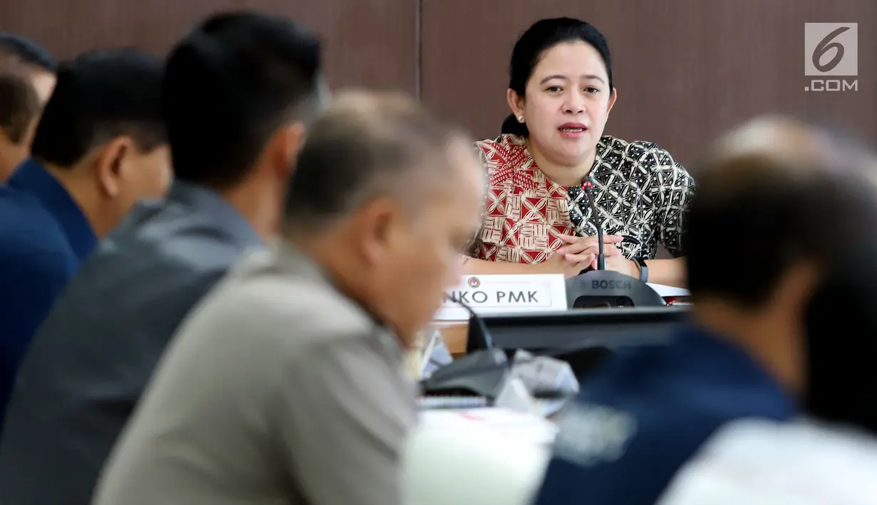 Menteri Koordinator Pembangunan Manusia dan Kebudayaan Puan Maharani memimpin rapat tingkat menteri di Kantor Kemenko PMK, Jakarta, Kamis (17/5). Rapat tersebut membahas  keamanan jelang Asian Games 2018. (Liputan6.com/Johan Tallo)