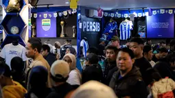 Suporter tim Maung Bandung memadati Persib Store di Kota Bandung, Jawa Barat, Sabtu (23/5/2026). (Bola.com/Bagaskara Lazuardi)