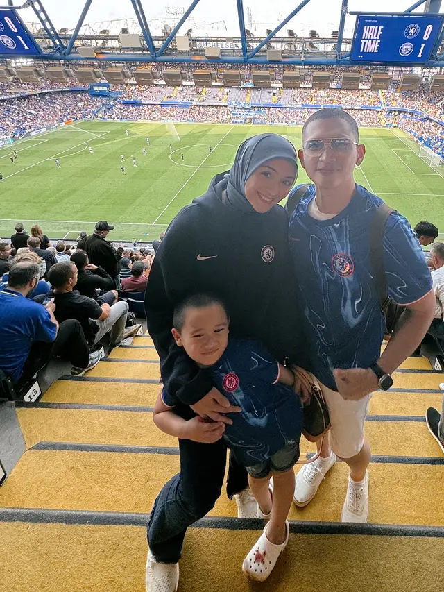 7 Potret Liburan Citra Kirana dan Rezky Adhitya Nonton Liga Inggris Bareng Buah Hati