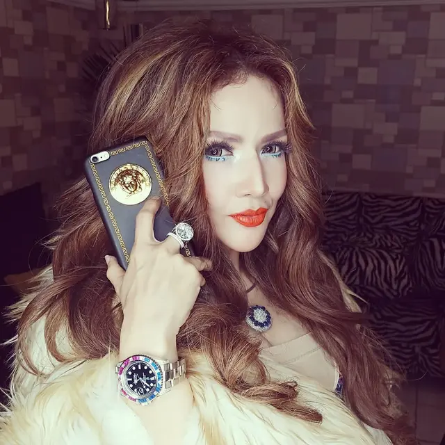 Gaya Barbie Kumalasari dengan Makeup Seperti Boneka (sumber: instagram/barbiekumalasari)