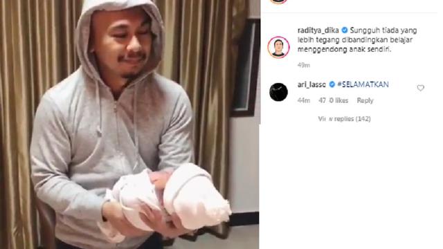 Belajar Gendong Anak, Raditya Dika Bikin Istri Tegang 