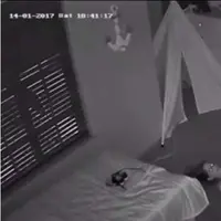 Biar anaknya nggak bangun lagi dari tidur, ibu ini mencoba menyelinap dengan cara yang brilian. (Via: boredpanda.com)