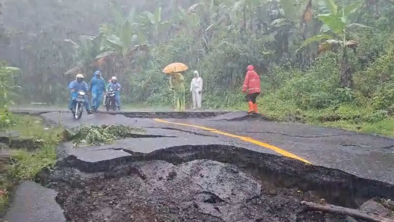 Tanah Amblas 2 Meter, Jalan Nasional Kiara Dua Sukabumi Terputus