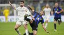 Pemain Inter Milan, Henrikh Mkhitaryan, berebut bola dengan pemain Benfica, Rafa Silva, pada laga Liga Champions di Stadion Giuseppe Meazza, Rabu (4/10/2023). Benfica awalnya memberi perlawanan sengit sepanjang babak pertama. Namun tiba-tiba mengendur begitu memasuki babak kedua. (AP Photo/Luca Bruno)