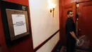 Seorang petugas keamanan melakukan pengecekan lokasi Kongres Luar Biasa PSSI 2015 di Hotel JW Marriot, Surabaya, Jawa Timur, Jumat (17/4/2015). Kongres akan memilih Ketua Umum PSSI periode 2015-2019. (Liputan6.com/Helmi Fithriansyah)