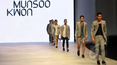 Sejumlah model berpose memakai busana rancangan desainer asal Korea Selatan, Kwon Mun Soo pada ajang Indonesia Fashion Week 2015 di JCC Senayan, Jakarta, Minggu (1/3). (Liputan6.com/Panji Diksana)