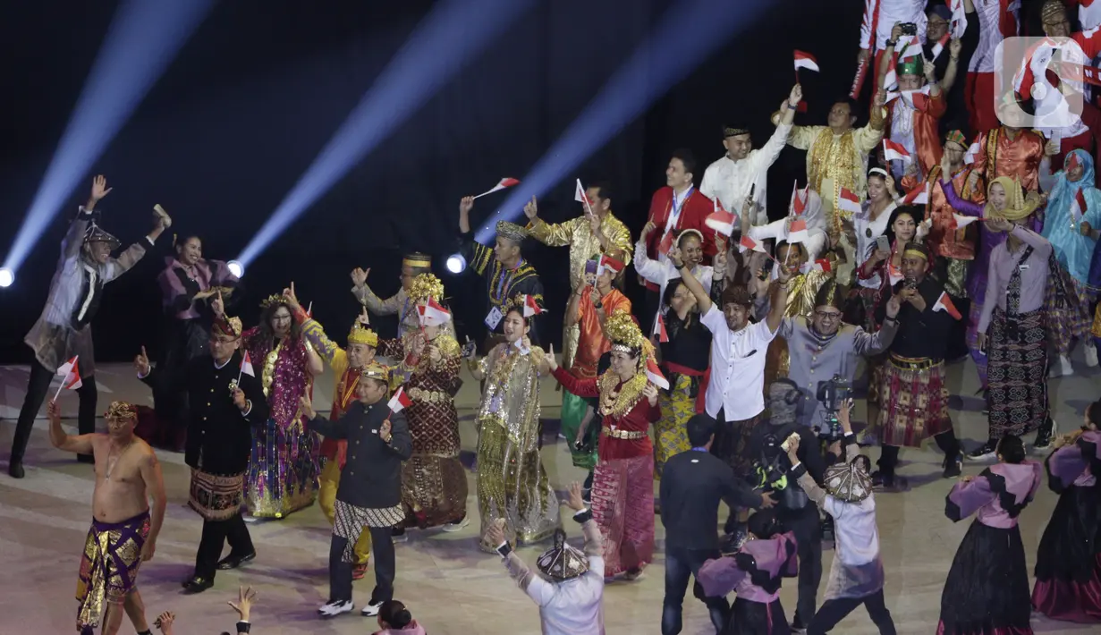 Pakaian adat membuka jalan kontingen Indonesia saat upacara pembukaan SEA Games 2019 di Philipine Arena Bulacan, Manila, Sabtu (30/11/2019). Pesta olahraga se-Asia Tenggara ini akan berlangsung hingga 11 Desember. (Bola.com/M Iqbal Ichsan)