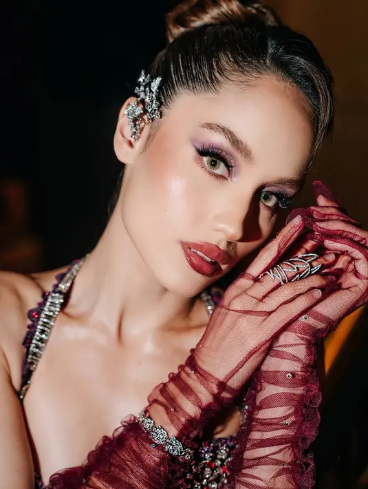 Rambut Cinta, yang ditata apik oleh @hairbyranggayusuf, dipilih dalam gaya sleek yang minimalis untuk memberikan keseimbangan sempurna pada keseluruhan look.  [@@bengurion.works].