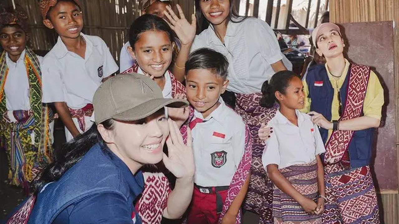 7 Potret Luna Maya dan Maxime Bouttier di Kupang, Beri Bantuan Gedung Sekolah