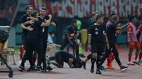 Pelatih Persija Jakarta, Thomas Doll dan tim ofisial merayakan gol yang dicetak Abdulla Yusuf Helal ke gawang Persita Tangerang dalam laga pekan ke-6 BRI Liga 1 2022/2023 antara Persija Jakarta melawan Persita Tangerang di Stadion Patriot Candrabhaga, Bekasi, Rabu (24/8/2022) malam WIB. (Bola.com/M Iqbal Ichsan)