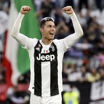 Striker Juventus, Cristiano Ronaldo, melakukan selebrasi usai meraih gelar juara Serie A 2019 di Stadion Juventus, Sabtu (20/4). Juventus menang 2-1 atas Fiorentina. (AP/Luca Bruno)