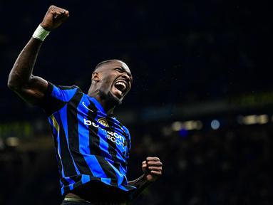Penyerang Inter Milan, Marcus Thuram melakukan selebrasi setelah mencetak gol saat pertandingan sepak bola Serie A Italia melawan Torino di Stadion San Siro, Milan pada Sabtu 5 Oktober 2024 atau Minggu (6/10/2024) dini hari WIB. (Piero CRUCIATTI/AFP)