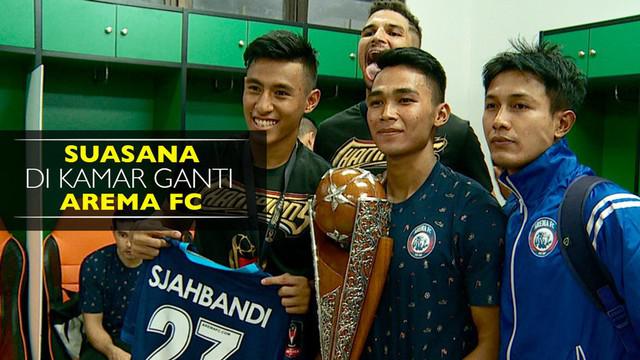 Suasana yang terjadi di dalam kamar ganti Arema FC yang meraih gelar Juara Piala Presiden 2017 setelah mengalahkan Pusamania Borneo FC.