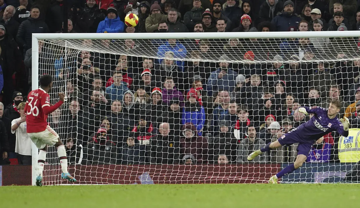 Lima penendang penalti masing-masing tim sukses menjalankan tugasnya. Saat adu penalti dilanjukan dengan satu lawan satu, penendang ke-8 MU, Anthony Elanga gagal menjalankan tugasnya. Sepakannya melambung jauh di atas mistar gawang. (AP/Jon Super)