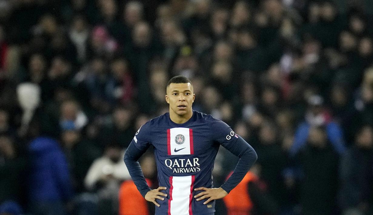 Pemain Paris Saint-Germain (PSG), Kylian Mbappe, tampak kecewa setelah golnya ke gawang Bayern Munchen dianulir wasit pada  leg pertama babak 16 besar Liga Champions 2022-2023, Rabu (15/2/2023). PSG takluk dari sang tamu Bayern Munchen. (AP Photo/Christophe Ena)