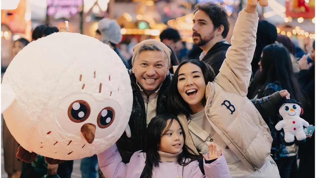 Kebersamaan Gading, Gempi dan Gisel saat kunjungi Winter Wonderland di London