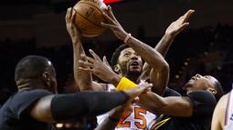 Pemain New York Knicks, Derrick Rose #25 berusaha melakukan tembakan saat dihadang para pemain Cleveland Cavaliers pada laga perdana NBA basketball game 2016-2017 di Quicken Loans Arena. (Reuters/Rick Osentoski-USA TODAY Sports)