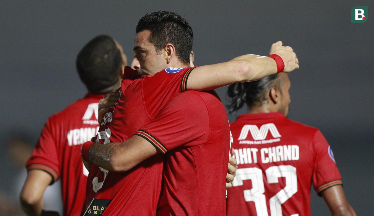 Bek Persija Jakarta, Otavio Dutra (tengah) melakukan selebrasi bersama rekan setim usai mencetak gol ke gawang PSIS Semarang dalam laga pekan kedua BRI Liga 1 2021/2022 di Indomilk Arena, Tangerang, Minggu (12/9/2021). (Foto: Bola.Com/M. Iqbal Ichsan)