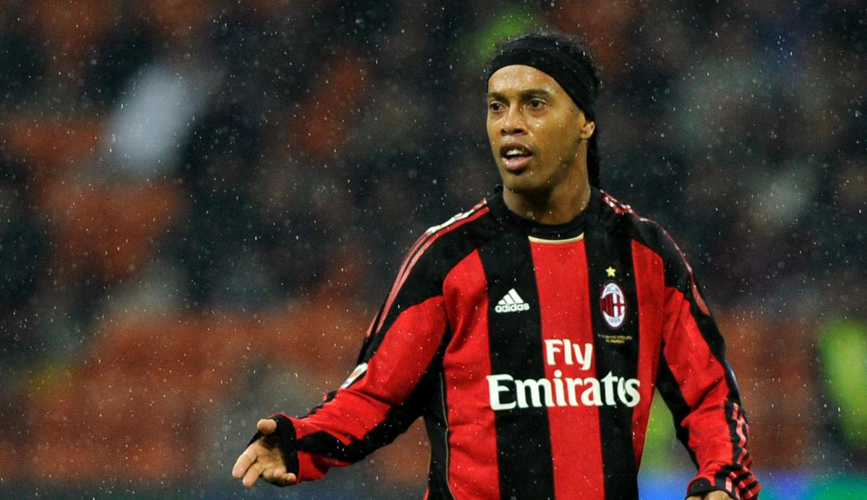 7. Ronaldinho - Ronaldinho menajdi perbincangan usai tampil apik selama membela Barcelona. Alhasil gelar Ballon d'Or sukses diraih oleh mantan pemain PSG tersebut. (AFP/Olivier Morin)