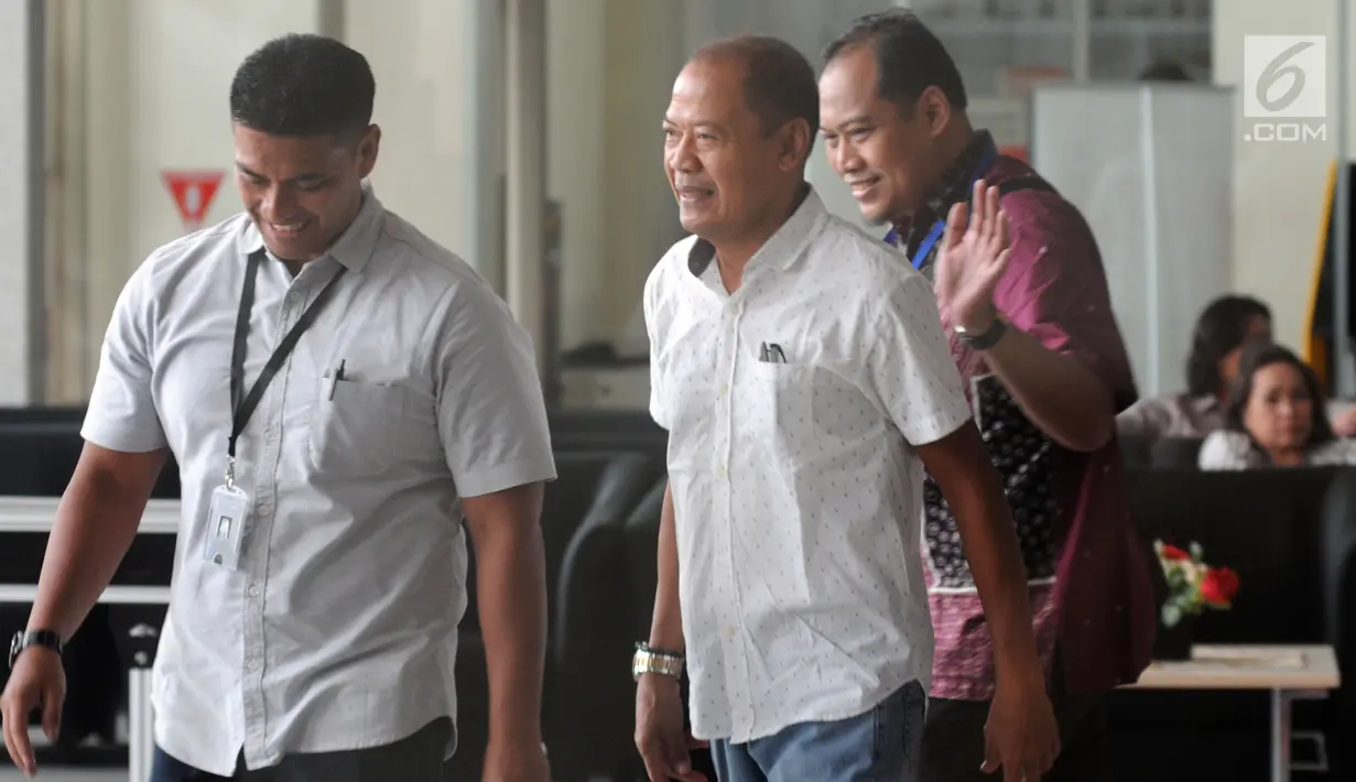 Made Meregawa usai menjalani pemeriksaan di KPK, Jakarta, Senin (23/7). Made Meregawa diperiksa untuk pengembangan tindak pidana korporasi dalam pekerjaan pembangunan RS Pendidikan Universitas Udayana Tahun Anggaran 2009-2011. (Merdeka.com/Dwi Narwoko)