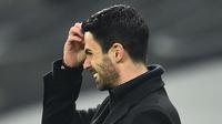 Pelatih Arsenal, Mikel Arteta, tampak kecewa saat melawan Tottenham Hotspur pada laga Liga Inggris di London, Minggu (6/12/2020). Tottenham menang dengan skor 2-0. (Glyn Kirk/Pool via AFP)