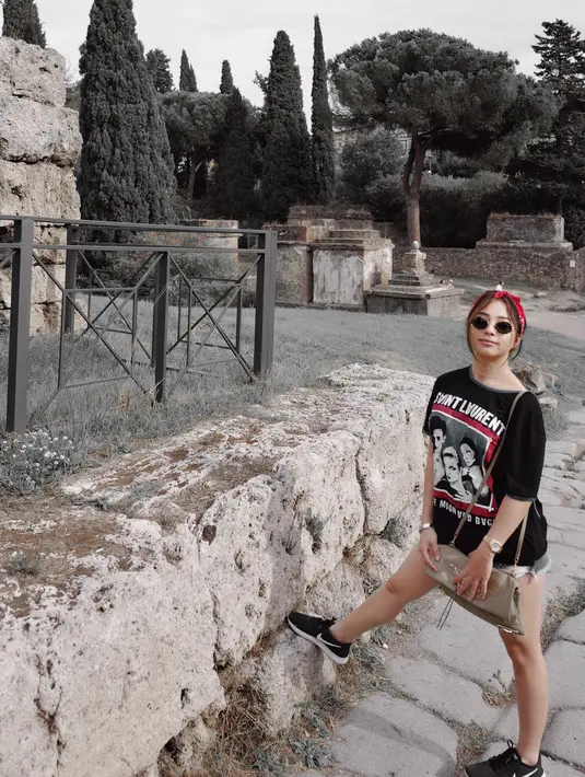 Mewah dan elegan sepertiya sudah terpatri di diri Nikita Willy. Namun ternyata dalam kesehariannya Nikita juga senang bergaya kasual. Dengan short pants dan kaus hitamny, Niki memakai sneakers hitamnya. (Instagram)