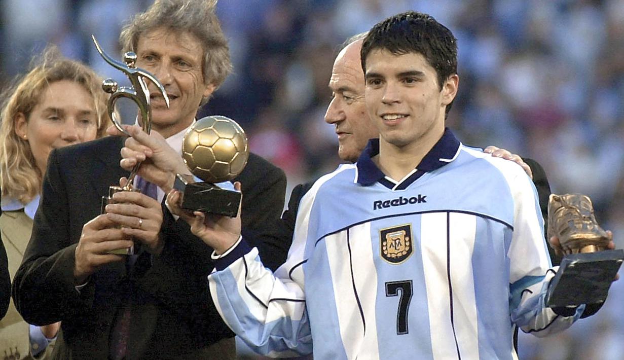 Pemain Argentina, Javier Saviola (kanan) dan pelatih Jose Pekerman merayakan keberhasilan Argentina menjuarai Piala Dunia U-20 2001 setelah mengalahkan Ghana pada laga final di Buenos Aires, Argentina (8/7/2001). Hingga kini Javier Saviola masih tercatat sebagai pemegang rekor gol terbanyak dalam satu edisi Piala Dunia U-20 yang dibukukannya pada edisi 2001 di Argentina. Dengan raihan 11 golnya, di samping membawa Argentina menjadi juara, ia juga dinobatkan sebagai top skor dan pemain terbaik turnamen. (AFP/Miguel Mendez)
