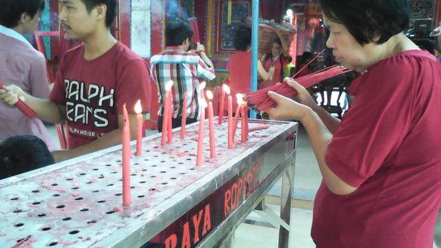 Momen Lepas Burung Imlek yang Dinanti Pengunjung Vihara Palembang