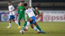 Pemain Persib Bandung, David Rumakiek (kanan) berebut bola dengan pemian PSS Sleman, Irkham Mila saat laga perempat final Piala Presiden 2022 antara Persib Bandung melawan PSS Sleman di Stadion Si Jalak Harupat, Bandung, Jumat (01/07/2022). (Bola.com/Bagaskara Lazuardi)