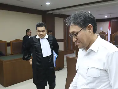 Mantan Anggota DPR periode 2014-2019, Sukiman meninggalkan ruangan usai menjalani sidang dakwaan di Pengadilan Tipikor, Jakarta, Kamis (26/12/2019). Sukiman didakwa menerima suap senilai Rp 2.650.000.000 dan USD 22 ribu atau sekitar Rp 312 juta. (Liputan6.com/Herman Zakharia)