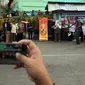 Petugas KPU saat mengadakan sosialisasi Pilkada DKI 2017 di Terminal Senen, Jakarta, Minggu (18/12). Sosialisasi ini dilakukan untuk mengajak warga menggunakan Hak suaranya dalam Pilkada DKI pada Februari 2017 mendatang. (Liputan6.com/Johan Tallo)