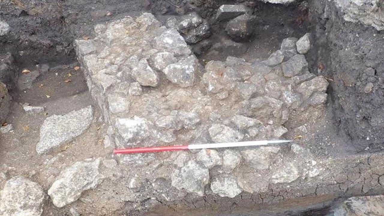 Arkeolog Temukan Cincin Emas Motif Ular Berusia Hampir 1.000 Tahun di Saluran Pembuangan, Masih Utuh dan Berkilau