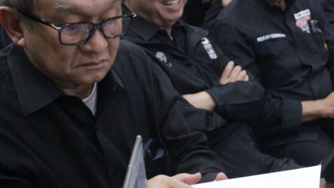 Tim yang dipimpin Todung Mulya Lubis itu membawa sekitar 5 boks dokumen dan langsung melapor ke petugas pendaftaran PHPU MK.&nbsp;Merdeka.com/Imam Buhori
