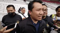 Ketua Komite Pemilihan PSSI, Amir Burhanudin memberikan keterangan kepada awak media di pinggir lapangan Stadion Gelora Bung Karno, Jakarta, Selasa (31/1/2023) (Bola.com/Hery Kurniawan)