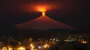 Gunung berapi Villarrica saat menyeburkan api terlihat di malam hari dari kota Pucon, Chili, 12 Juli 2015. (REUTERS/Cristobal Saavedra)