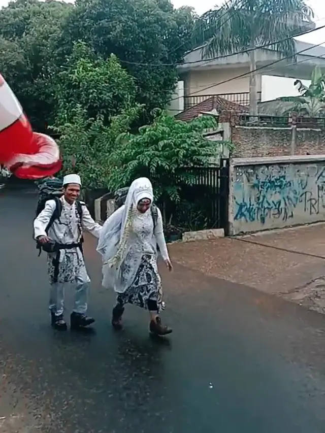 Pengantin lari di tengah hujan