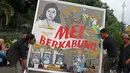 Peserta aksi dari JSKK memajang mural saat menggelar aksi kamisan ke-493 di depan Istana Negara, Jakarta, Kamis (18/5). Aksi tersebut untuk mengingatkan Presiden Jokowi atas banyaknya kasus pelanggaran HAM berat masa lalu. (Liputan6.com/Immanuel Antonius)