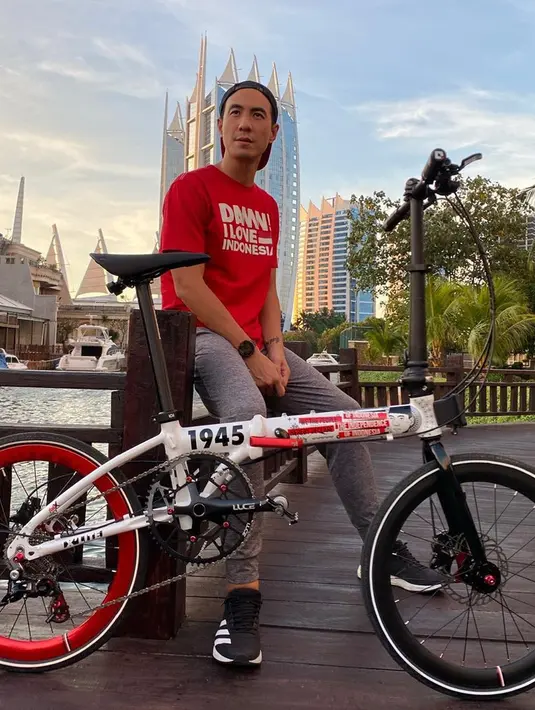 Bukan hanya itu, Daniel pun bersyukur karena memiliki istri dan anak-anak yang luar biasa. Selama ini, sang istri dan kedua anaknya lah yang selalu ada di sisi Daniel dalam keadaan apapun. (Instagram/vjdaniel)