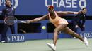 Sloane Stephens berusaha mengembalikan bola kearah Madison Keys pada final AS Terbuka 2017  di Arthur Ashe Stadium, New York, (9/9/2017). Stephens menang atas Madison Keys 6-3, 6-0.  (AP/Adam Hunger)