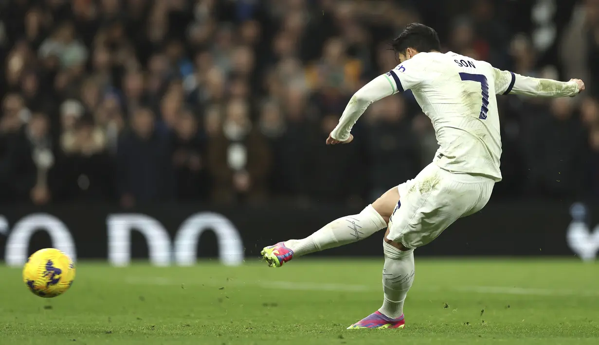 Gelandang Tottenham Hotspur, Son Heng-min mencetak gol keempat timnya ke gawang Newcastle United melalui eksekusi penalti pada laga pekan ke-16 Liga Inggris 2023/2024 di Tottenham Hotspur Stadium, London, Senin (11/12/2023) dini hari WIB. (AP Photo/Ian Walton)
