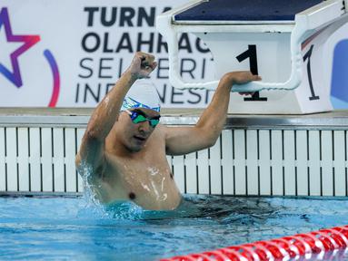 Selebritas Indonesia, Emyr Razan melakukan selebrasi setelah memenangkan renang nomor 50 meter gaya dada putra Turnamen Olahraga Selebriti Indonesia (TOSI) Season 3 yang berlangsung di PPOP Ragunan, Jakarta Timur, Sabtu (19/10/2024). (Bola.com/Bagaskara Lazuardi)