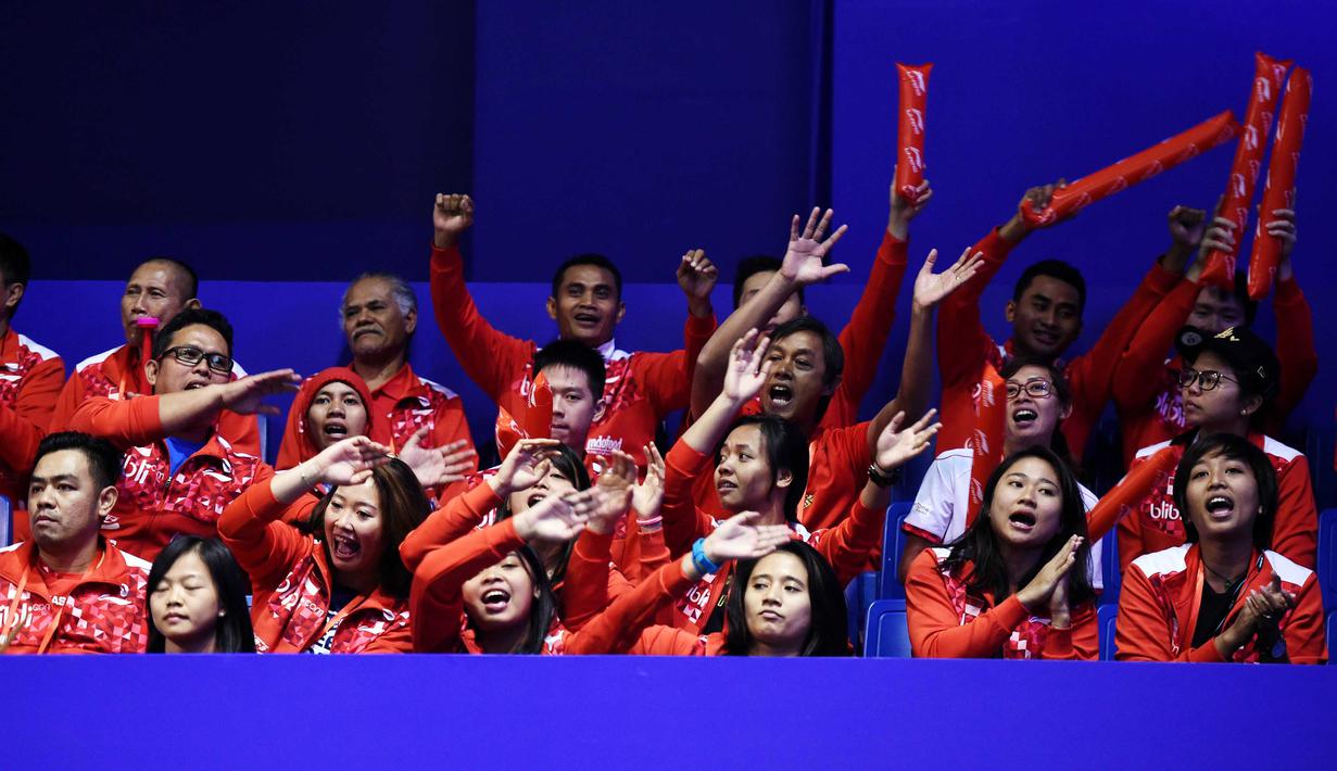 Tim Thomas dan Uber Indonesia merayakan kemenangan usai menang atas Korea Selatan pada semifinal Piala Thomas di Kunshan, China (20/5/2016). (AFP/Johannes Eisele)