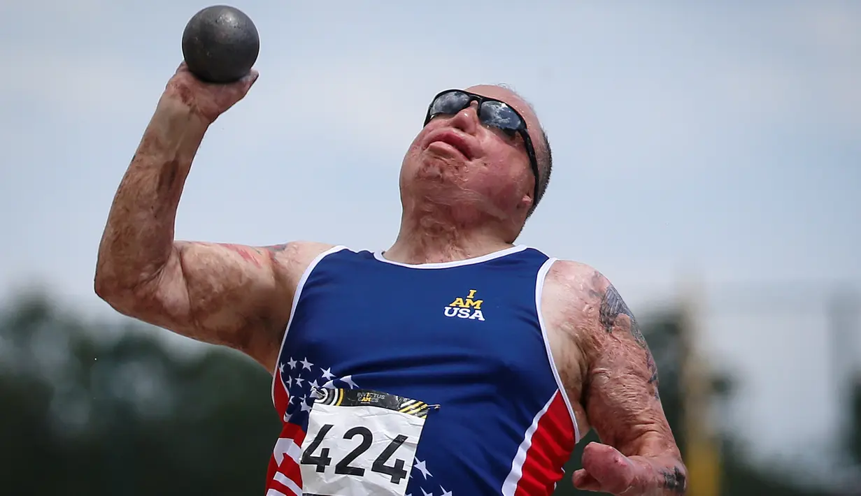 Semangat Sersan Israel Del Toro Jr. saat melakukan lemparan tolak peluru saat bersaing dalam Olimpiade Invictus di Orlando, Florida, AS (10/5). (REUTERS / Carlo Allegri)