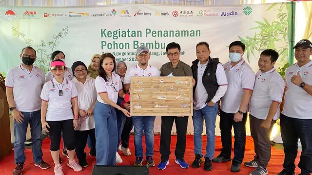 Penanaman Bibit Bambu oleh PPATK dan FKDKP