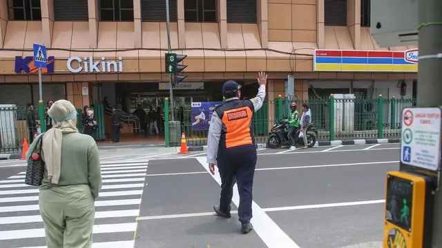 Permudah Mobilitas Pengguna Commuter Line di Stasiun Cikini, Pagar Dibuka dan Pelican Crossing Dipasang