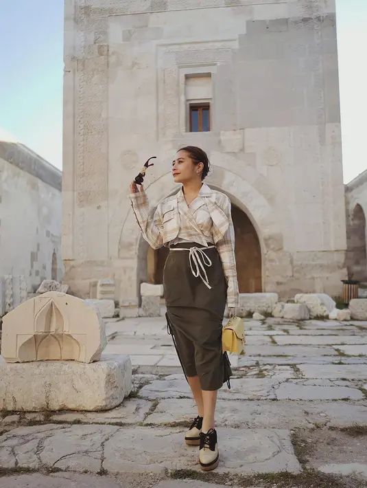 Crop blazer dan top warna senada dipadukan dengan rok cargo nggak kalah menarik. Sempurna untuk jalan-jalan ke luar negeri! [@prillylatuconsina96]