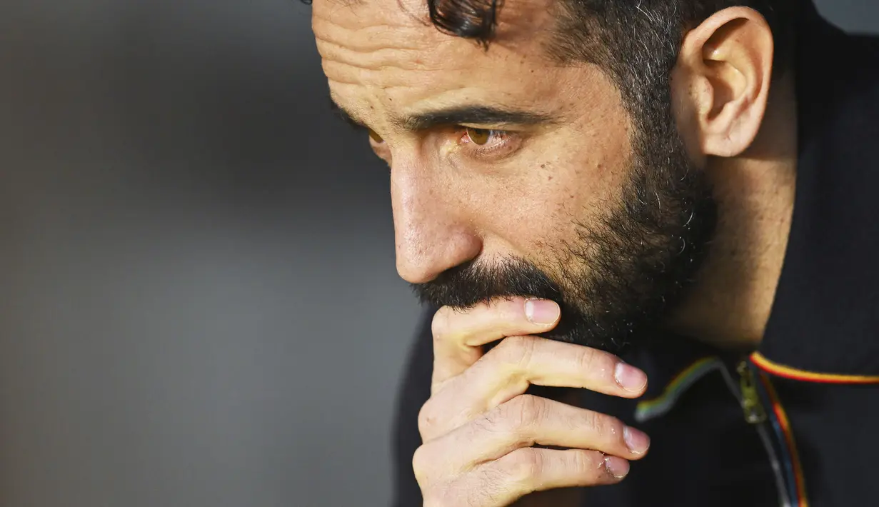 Pelatih Manchester United, Ruben Amorim dalam laga leg 1 babak 16 besar Liga Europa 2024/2025 melawan Real Sociedad di Anoeta Stadium, San Sebastian, Spanyol, Jumat (07/03/2025) dini hari WIB. (AP Photo/Miguel Oses)