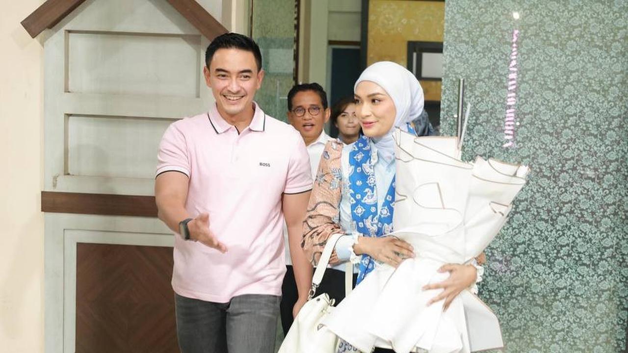 Potret Zumi Zola Sambut Kedatangan Putri Zulkifli Hasan di Jambi, Cium Tangan Saat Bertemu - Pacaran?