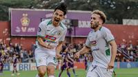 Pemain PSS Sleman Kim Jeffrey Kurniawan merayakan golnya ke gawang Persik Kediri dalam pertandingan BRI Liga 1 2022/2023 di Stadion Brawijaya, Kediri, Selasa (23/8). PSS menang 2-0. (foto: Liga Indonesia Baru)