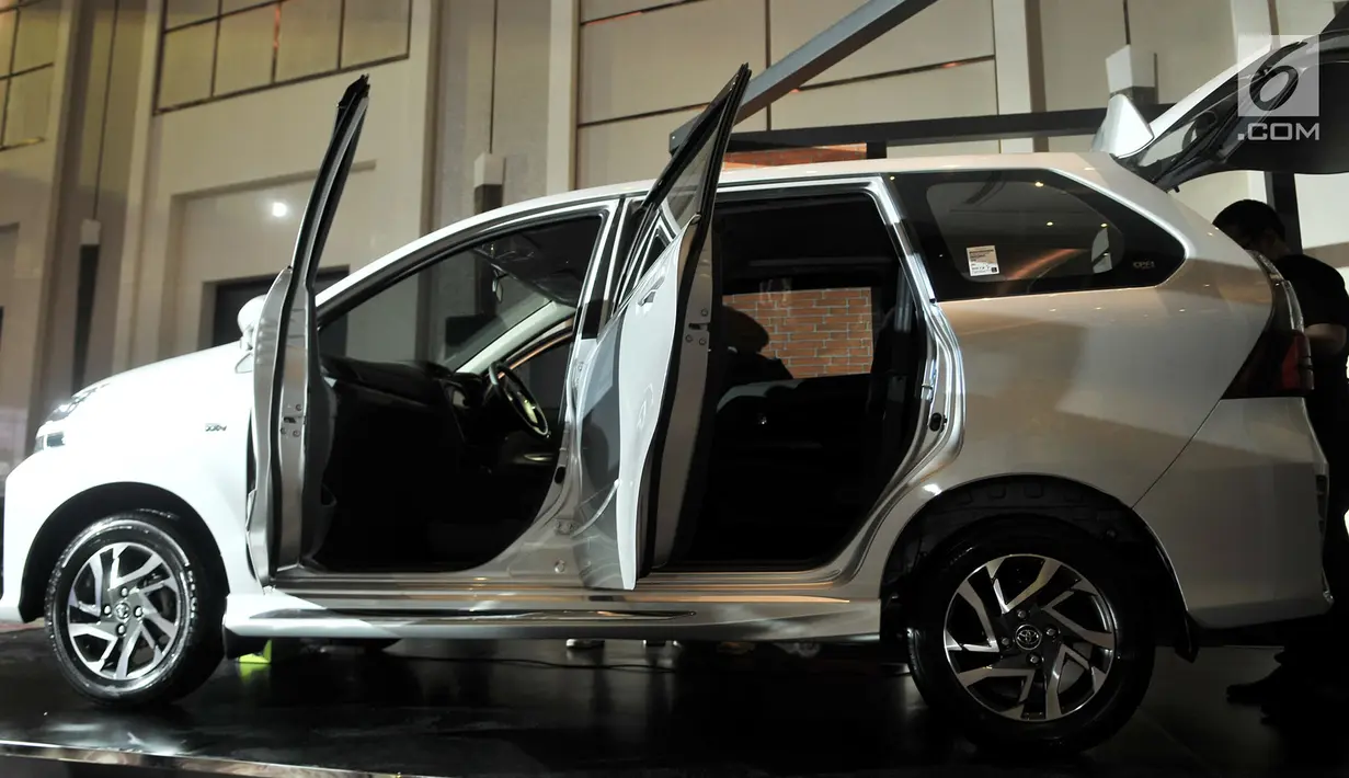 Tampilan New Toyota Veloz saat diluncurkan di Jakarta, Selasa (15/1). Semua varian New Avanza dan Veloz menggunakan boks konsol yang dilengkapi lampu iluminasi, powers lot di baris 1 dan 2, serta USB port di baris 3. (Merdeka.com/Iqbal S. Nugroho)